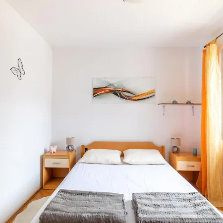 Classy In With Patio Appartement